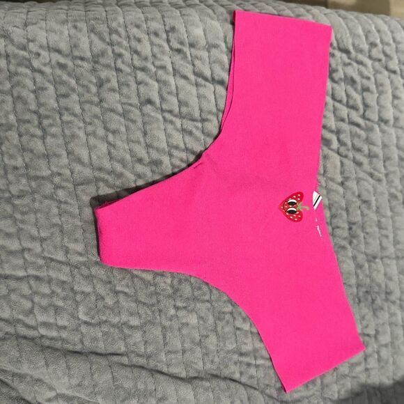PINK VICTORIA’S SECRET STRAWBERRY HEART THONG – XS – NEW WITH TAG 🍓✨ - Picture 13 of 15